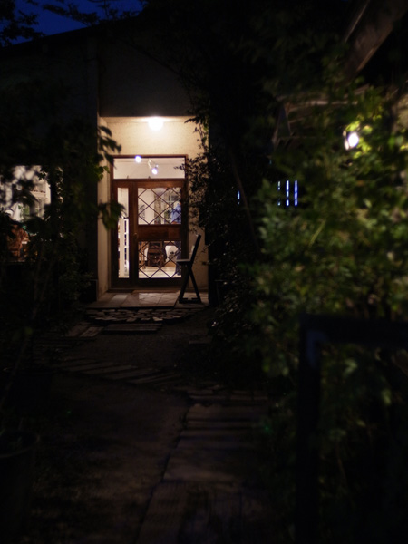 くるみの木夜の玄関01.jpg